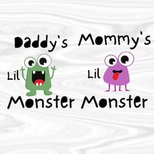 Puede incluir: Un diseño digital con dos monstruos de dibujos animados, uno verde y otro morado, con el texto "Daddy's Lil Monster" y "Mommy's Lil Monster".