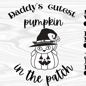 Puede incluir: Ilustración en blanco y negro de una calabaza con un sombrero de bruja con el texto "Daddy's cutest pumpkin in the patch" que la rodea. Los tipos de archivos SVG, PNG y JPEG se enumeran a la izquierda y a la derecha de la imagen.
