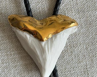 Cravatta bolo in porcellana con motivo a denti di squalo, cravatta da cowboy western.