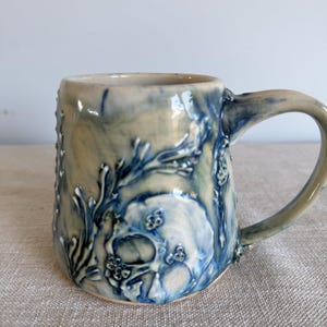 Caneca de cerâmica artesanal: Coral, craca, arte oceânica em forma de crânio
