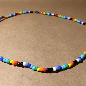 Colar de contas de vidro arco-íris