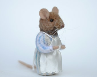 Needle felted female mouse Dollhouse family miniature Tiny mouse Needle felted animal White mice Wool felt cute animals Needlefelting toys
