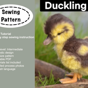 Pode incluir: Um patinho de pelúcia com penas amarelas e marrons é mostrado. A imagem inclui o texto "Sewing Pattern" e "Duckling". O padrão de costura inclui um tutorial em PDF com instruções passo a passo, um design realista e um padrão em tamanho real.