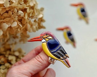 Oosterse Dwergijsvogel handgemaakte keramische broche