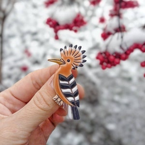 Small hoopoe handmade ceramic brooch