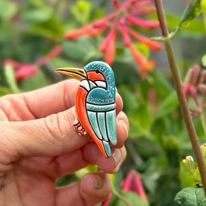 Pequeño broche de cerámica hecho a mano con forma de martín pescador