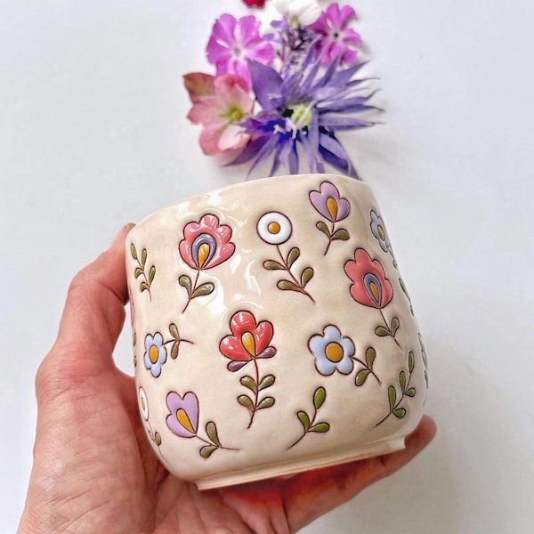 Handgemaakte bloemenmok van keramiek