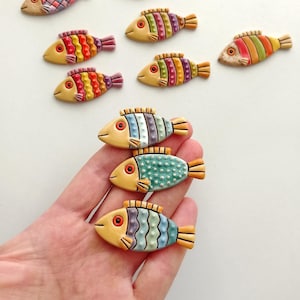 Broche de cerâmica artesanal com peixe colorido