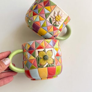 Patchwork handgemaakte keramische mok met Kousa-kornoelje, Cornus kousa keramische kop