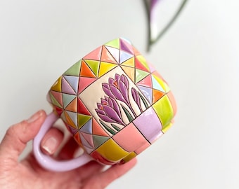 Caneca de cerâmica artesanal em patchwork com crocos, xícara de cerâmica colorida de primavera