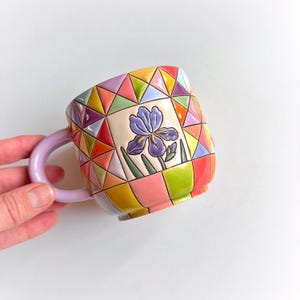 Taza de cerámica hecha a mano con diseño de retazos y lirios, taza de cerámica colorida de primavera