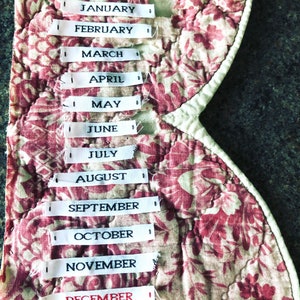 Set di 12 etichette per i mesi da utilizzare per tenere un diario, realizzare calendari cuciti, realizzare quilt artistici, ecc.