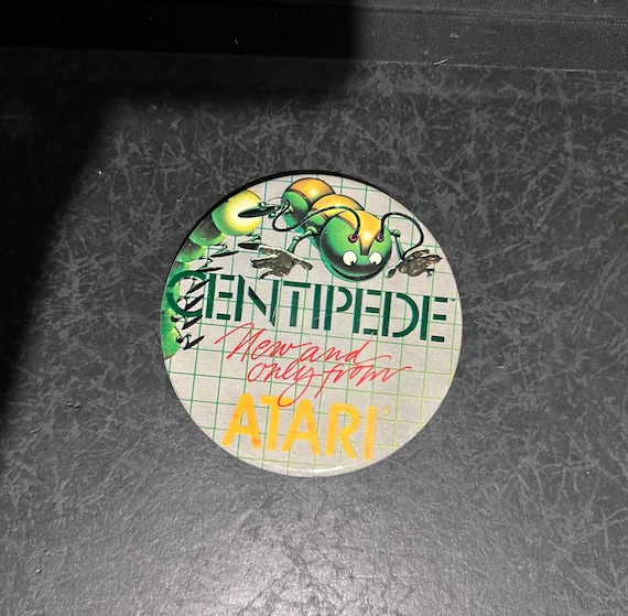 Centipede atari Button Pinback video game memorab… - image 1