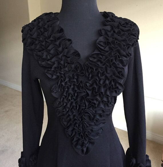 Vintage Modern Black Knit Shift Dress Ruffle Coll… - image 2