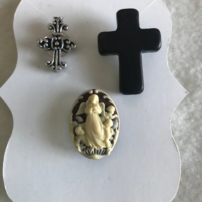 Beaded necklace with Dia de Muertos cameo pendant and pin set