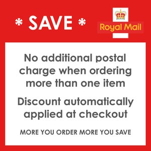 Peut inclure: Fond rouge avec du texte blanc qui dit *SAVE* et le logo Royal Mail. Le texte dit : Pas de frais de port suppl&eacute;mentaires lors de la commande de plus d'un article. Remise appliqu&eacute;e automatiquement &agrave; la caisse. PLUS VOUS COMMANDEZ PLUS VOUS &Eacute;CONOMISEZ.