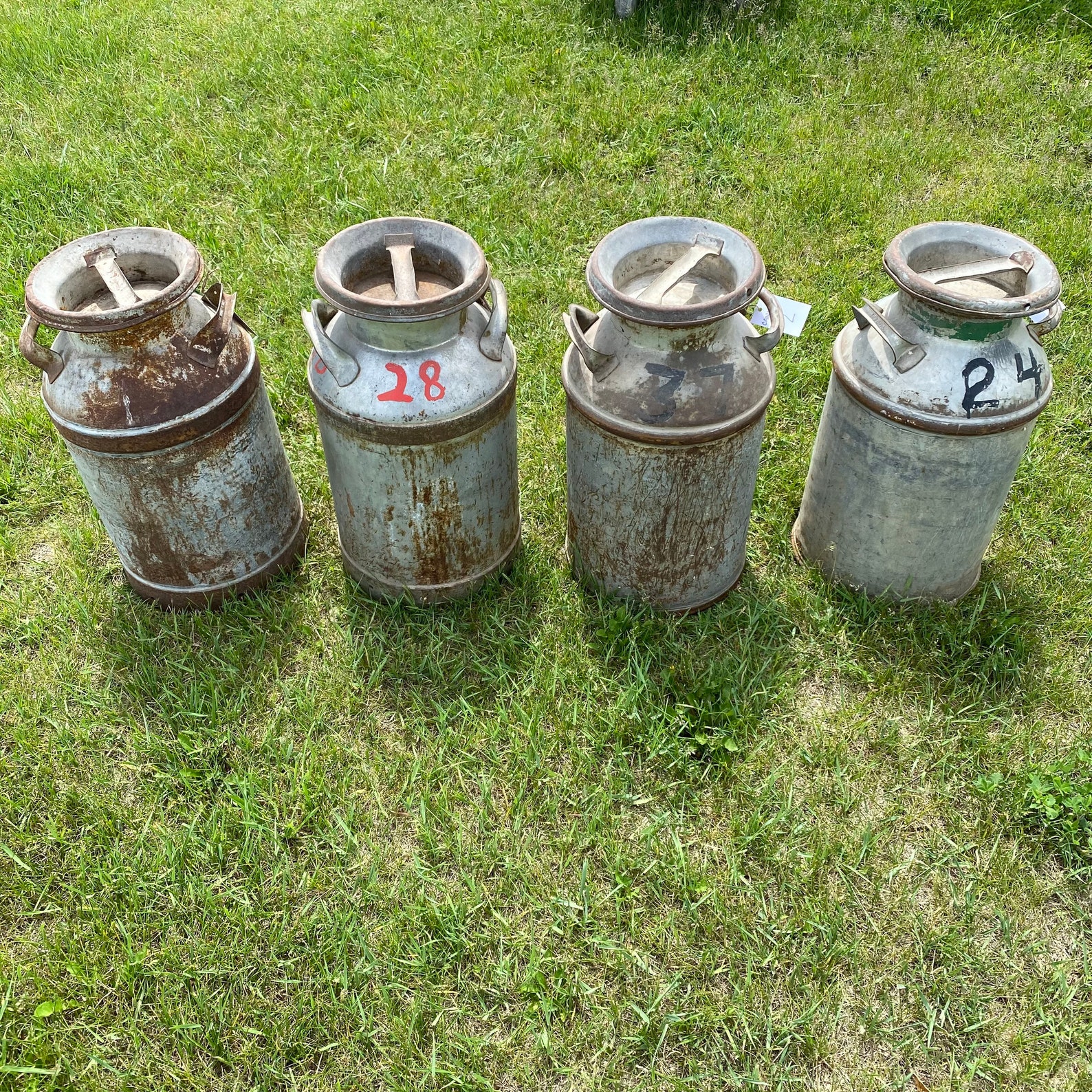 10 Vintage Garden Decor Ideas that never disappoint you. 10 old kitchenware for garden decor