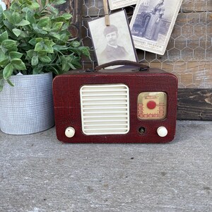 Vintage Trav-ler Tube Radio: Red Model 5028, MCM Decor
