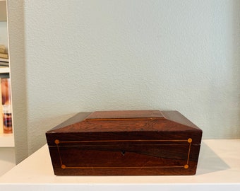 Joyero antiguo con incrustaciones de madera - Caja de madera antigua
