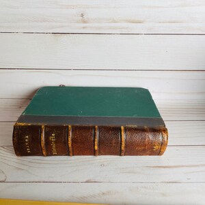 May include: A vintage, leather-bound book with a green cloth cover. The title "Histologie" is embossed in gold on the spine.