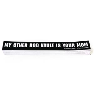 Puede incluir: Una pila de pegatinas en blanco y negro. El texto de la pegatina dice "MY OTHER ROD VAULT IS YOUR MOM" en letras mayúsculas blancas. Debajo del texto principal está el texto "no offense to moms - by bozeman creative".