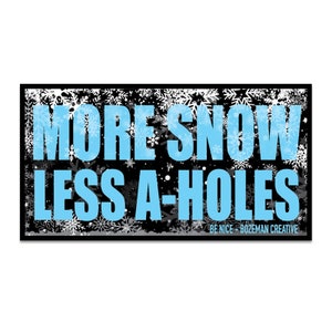 Pode incluir: Desenho de floco de neve preto e branco com o texto "More Snow Less A-Holes" em azul. O texto "Be Nice - Bozeman Creative" está em branco na parte inferior.