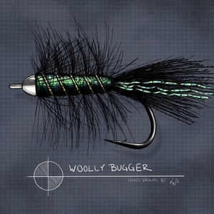 Könnte beinhalten: Ein schwarzer und grüner Fliegenfischköder mit einem wolligen Körper und einem grün-goldenen Metallkopf. Der Köder ist an einem Haken befestigt und mit "WOOLY BUGGER" beschriftet, darunter steht der Text "HAND DRAWN BY KJS".
