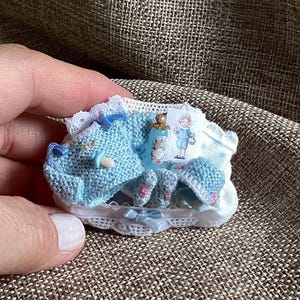 Miniatyr rektangulär babykorg i nyanser av blått