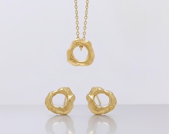 Necklace and earrings set with minimalist gold circles, handmade jewelry