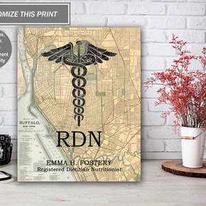 Könnte beinhalten: Eine Vintage-Karte von Buffalo, New York, mit einem schwarz-weißen medizinischen Caduceus-Symbol und dem Text "RDN Emma H. Fostery Registered Dietitian Nutritionist".