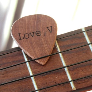 Gepersonaliseerde plectrum in massief mahoniehout, het originele cadeau voor Vaderdag en voor alle muziekliefhebbers afbeelding 1