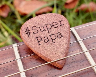 Médiator guitare personnalisé en bois d'acajou avec emballage cadeau pour lui, idéal pour la st valentin, son copain, son mari, son papi ...