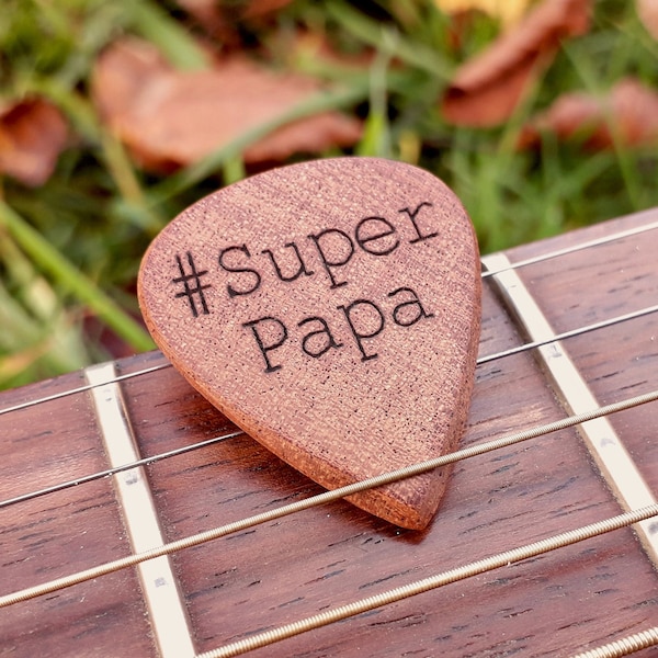 Médiator guitare personnalisé en bois d'acajou avec emballage cadeau, idéal pour son copain, son mari, son papa ...
