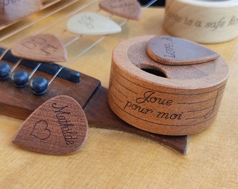 Wood Guitar pick with box, personalize gift with a name, perfect gift for a guitarist or musician !