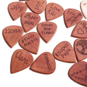 Gepersonaliseerde plectrum in massief mahoniehout, het originele cadeau voor Vaderdag en voor alle muziekliefhebbers afbeelding 2