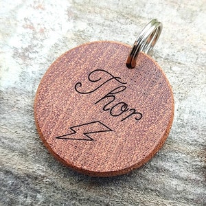 Personalized cat medal in mahogany, hazel wood, with engraved name and pattern, medal for unique kitten image 4