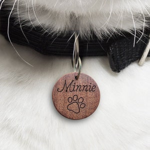 Personalized cat medal in mahogany, hazel wood, with engraved name and pattern, medal for unique kitten Acajou