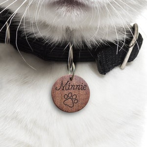 Personalized cat medal in mahogany, hazel wood, with engraved name and pattern, medal for unique kitten image 2