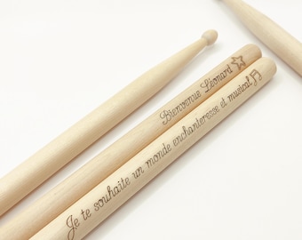 Baguettes batterie personnalisées et étui, offrez un magnifique cadeau, unique et gravé avec votre texte ( prénoms, phrases ... )