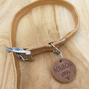 Personalized cat medal in mahogany, hazel wood, with engraved name and pattern, medal for unique kitten image 9