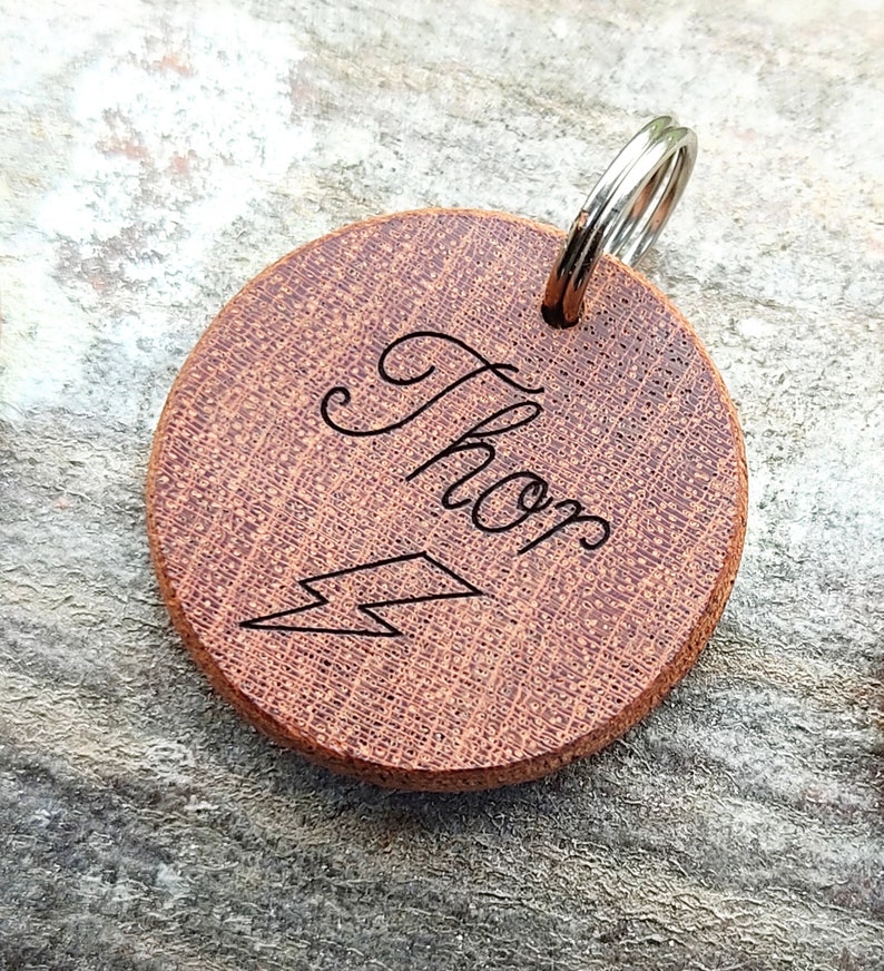 Personalized cat medal in mahogany, hazel wood, with engraved name and pattern, medal for unique kitten image 4