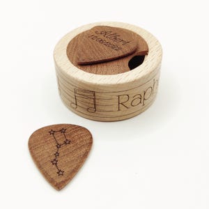 Wood Guitar pick with box, personalize gift with a name, perfect gift for a guitarist or musician !