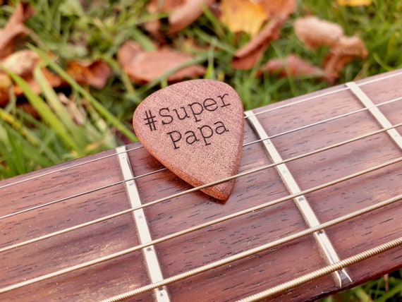 Médiator guitare personnalisé en bois d'acajou avec emballage cadeau pour  lui, idéal pour la st valentin, son copain, son mari, son papi  -   France