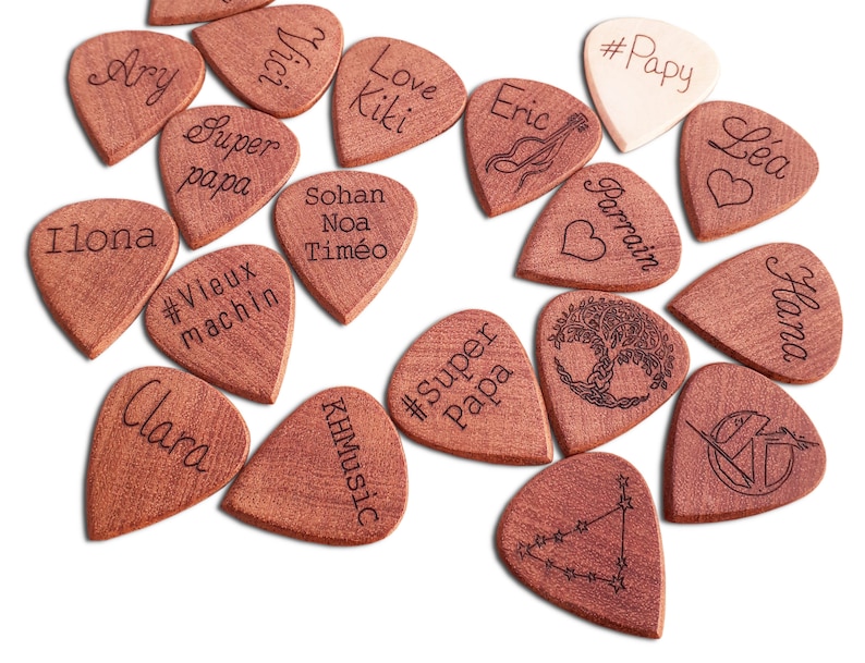 Gepersonaliseerde plectrum in massief mahoniehout, het originele cadeau voor Vaderdag en voor alle muziekliefhebbers afbeelding 2