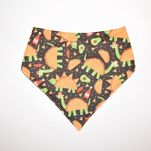 Tacosaurus, taco/chili, omkeerbare hondenbandana, bandana met druksluiting