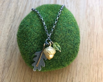 Acorn pendant with leaf and peridot