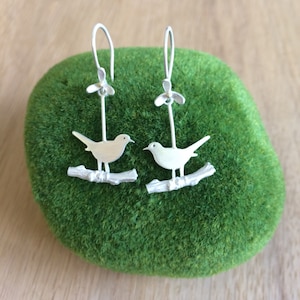 Pendientes Blackbird sobre ramitas de plata
