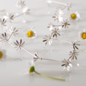 Daisy chain necklace