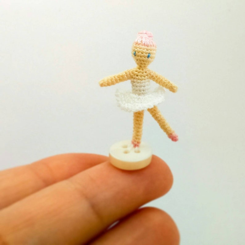 Micro amigurumi ballet. Miniature crochet doll Micro crochet ballet dancer doll Micro amigurumi doll Ballet Dancer Doll on a button