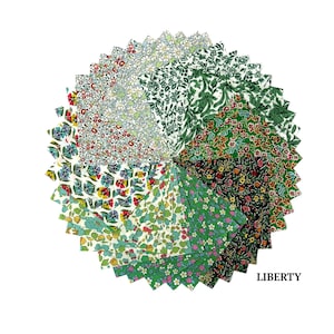 Peut inclure: Un ensemble de 16 carrés de tissu présentant différents motifs floraux dans des tons de vert, blanc et rouge. Les carrés de tissu sont disposés en cercle avec le mot "LIBERTY" imprimé en dessous.